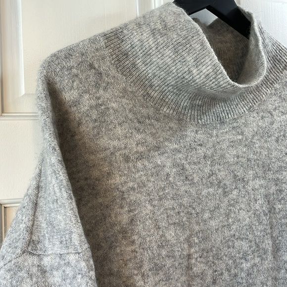 H&M NWOT Heather Gray Mock Neck Mohair Wool Blend Sweater - Size Large - Picture 3 of 6